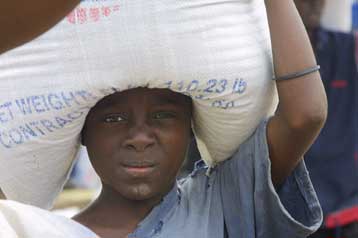 Αρχισε να φθάνει ανθρωπιστική βοήθεια στη Λιβερία