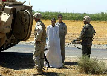 Διακόσιοι κρατούμενοι στο Ιράκ αφέθηκαν ελέθευροι-Δύο Ιρακινοί παραδόθηκαν στις Αρχές