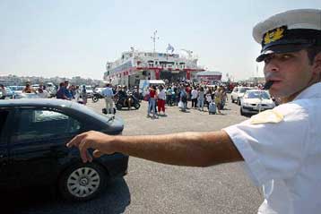 «Φουσκώνει» το κύμα επιστροφής των αδειούχων και εκδρομέων του τριημέρου από τα νησιά