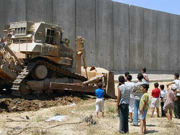 Αναβλήθηκε η ισραηλινή αποχώρηση από την Καλκίλια και την Ιεριχώ
