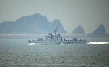 Προειδοποιητικές βολές εναντίον βορειοκορεατικού πλοίου από πολεμικά σκάφη της Σεούλ