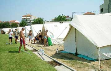 Στο πλευρό των σεισμόπληκτων της Λευκάδας βρέθηκε τη Δευτέρα ο Καραμανλής