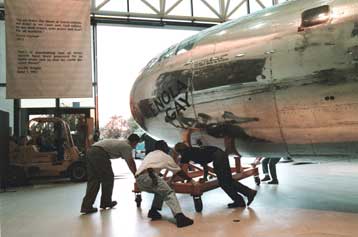 Στο μουσείο Smithsonian εκτίθεται από τη Δευτέρα το βομβαρδιστικό Enola Gay