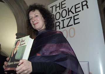 Μάρτιν Έιμις και Μάργκαρετ Ατγουντ, στην κορυφή των υποψηφιοτήτων για το Μπούκερ