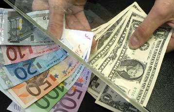 Κοντά στο χαμηλότερο επίπεδο του τετραμήνου υποχωρεί το ευρώ