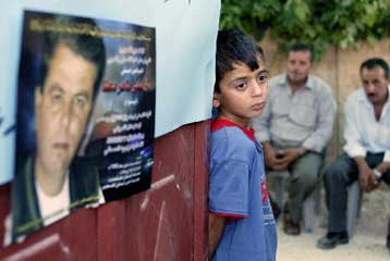 Πλήθος κόσμου στην κηδεία του εικονολήπτη του Reuters που σκοτώθηκε στη Βαγδάτη