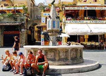 Μείωση 2% με 3,5% αναμένει στη φετινή τουριστική κίνηση το υπουργείο Ανάπτυξης