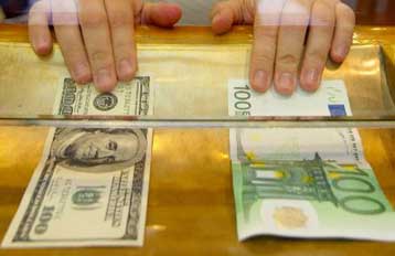 Στο χαμηλότερο επίπεδο των τελευταίων τεσσάρων μηνών υποχωρεί το ευρώ