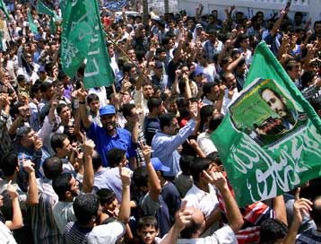 Εκδίκηση ορκίστηκαν δεκάδες χιλιάδες Παλαιστίνιοι στην κηδεία του Αμπού Σανάμπ