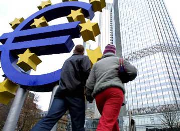 Σε νέο χαμηλό τετραμήνου υποχωρεί το ευρώ