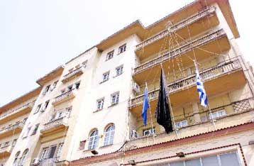 Σκληρές δηλώσεις κυβερνητικών στελεχών για τις μαύρες σημαίες στα δημαρχεία