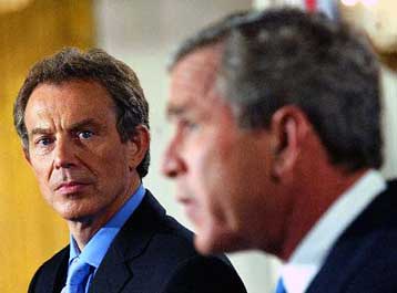 Σε πτώση η δημοτικότητα των Μπους και Μπλερ μετά το τέλος του πολέμου στο Ιράκ