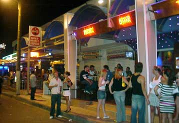 Στην Ελλάδα κλιμάκιο Βρετανών αστυνομικών για τα επεισόδια σε Φαληράκι και Κέρκυρα