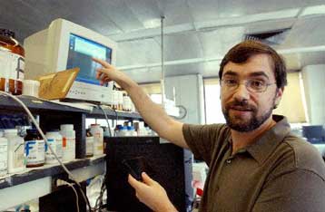 Υπολογιστής DNA νικάει τον δημιουργό του στην…. τρίλιζα