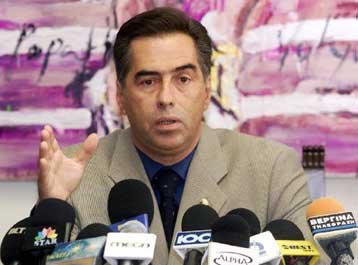 Υπεραμύνεται της απόφασης για ανάρτηση μαύρων σημαιών ο δήμαρχος της Θεσσαλονίκης