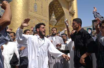 Σε διαδήλωση μετατράπηκε η κηδεία των τριών σωματοφυλάκων του Αλ Χακίμ στη Νατζάφ