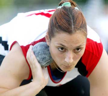 Στον τελικό της σφαίρας η Τερζόγλου – Στα προημιτελικά των 200μ. οι Σαρρής και Γκούσης