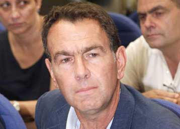 Την παρέμβαση της Περιφέρειας ζητά ο Σπ.Βούγιας για τη μαύρη σημαία στο δημαρχείο