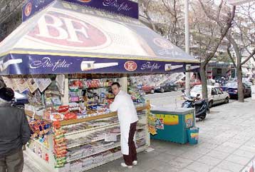 Απομακρύνονται από τους δρόμους της Αθήνας τα περίπτερα-σούπερ μάρκετ