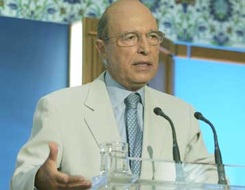 Επαφές Σημίτη στη Βουλή για συντονισμό της δράσης κόμματος και βουλευτών