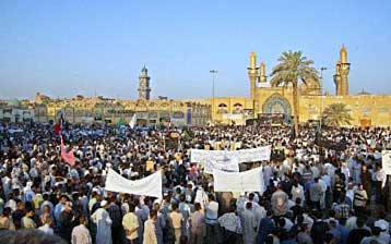 Εκρηκτικό κλίμα στο Ιράκ με χιλιάδες σιίτες να συμμετέχουν στην κηδεία του Αλ-Χακίμ