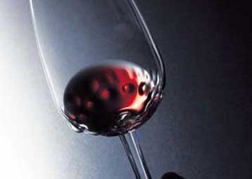 Tο κόκκινο κρασί «ασπίδα» κατά των βλαβερών συνεπειών του καπνίσματος