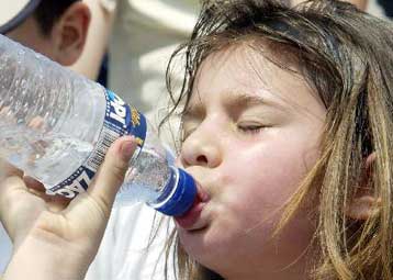 Επανέρχονται οι ανώτατες τιμές πώλησης για εμφιαλωμένα και αναψυκτικά