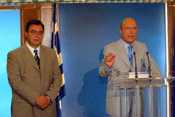 Σκληρή κριτική από την Αριστερά στον Κώστα Σημίτη για το κοινωνικό πακέτο παροχών