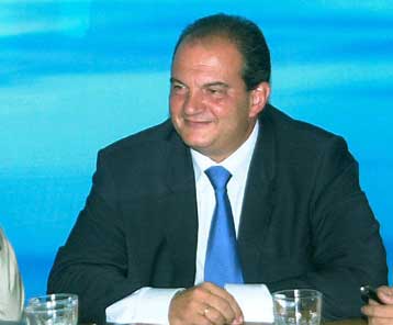 Για «νέο εμπόριο ελπίδας» κατηγορεί τον πρωθυπουργό ο Κώστας Καραμανλής