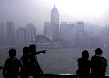 Για σφοδρό χτύπημα του τυφώνα Ντουζουάν προετοιμάζεται το Χονγκ Κονγκ