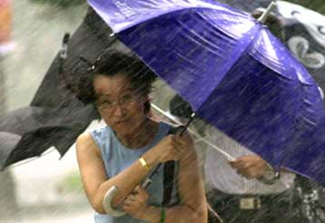 Δεκάδες νεκρούς και τραυματίες άφησε πίσω του ο τυφώνας Ντουζουάν στην Κίνα