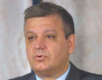 Για πολυγλωσσία κατηγορεί η κυβέρνηση τη Νέα Δημοκρατία