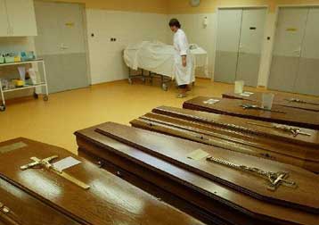 Κηδεύτηκαν στη Γαλλία τα θύματα του καύσωνα που δεν αναζητήθηκαν από συγγενείς