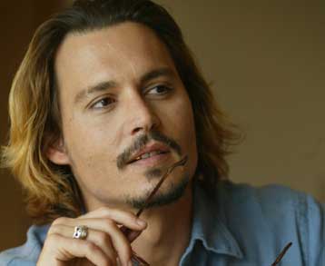 Με χαζό, αλλά επιθετικό κουτάβι παρομοίασε ο Τζόνι Ντεπ τις ΗΠΑ