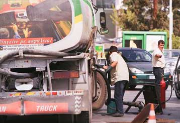 Επιφυλάξεις από τους βενζινοπώλες για τη μείωση του φόρου κατανάλωσης στο πετρέλαιο