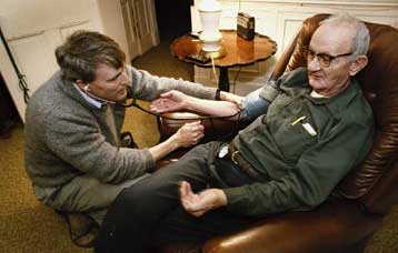 Προωθείται ο θεσμός του οικογενειακού γιατρού για όλους