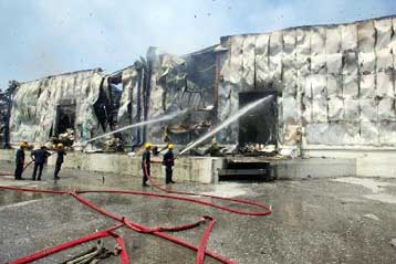 Μεγάλης έκτασης φωτιά στο εργοστάσιο χάρτου Πακ Ελλάς στα Οινόφυτα