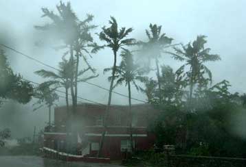 Ο σαρωτικός τυφώνας Φάμπιαν πλήττει τις Βερμούδες – Τέσσερις οι αγνοούμενοι