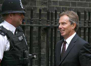 Σε άνοδο η δημοτικότητα του Τόνι Μπλερ και των Εργατικών, σύμφωνα με νέα δημοσκόπηση