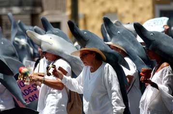 Σε θέση μάχης χιλιάδες διαδηλωτές εν όψει της διάσκεψης του ΠΟE στο Μεξικό