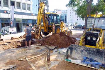 Φορτηγό έπεσε σε λακούβα βάθους δύο μέτρων στο Μαρούσι