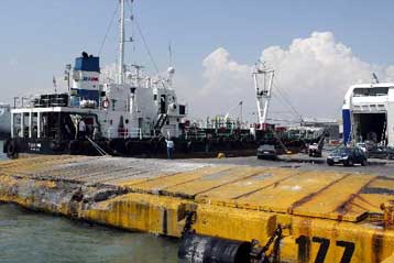 Σε απεργία οι λιμενεργάτες διαμαρτυρόμενοι για την απελευθέρωση του κλάδου τους