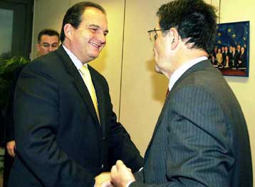 Ευρωπαϊκό Σύνταγμα και αγροτική πολιτική κυριάρχησαν στη συνάντηση Καραμανλή-Πρόντι