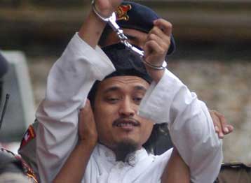 Σε θάνατο καταδικάστηκε ο «εγκέφαλος» των πολύνεκρων επιθέσεων στο Μπαλί