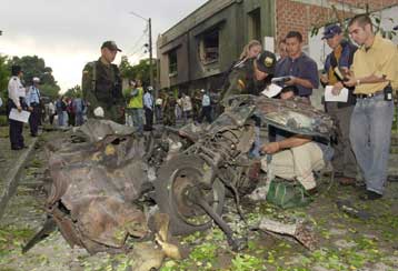 Οκτώ νεκροί και δεκάδες τραυματίες από έκρηξη βόμβας σε πόλη της κεντρικής Κολομβίας