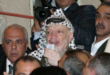 Το Ισραήλ αποφάσισε να εκδιώξει τον Αραφάτ- «Δεν φεύγω» απαντά ο Παλαιστίνιος ηγέτης