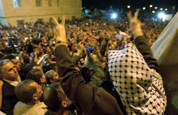 Ασπίδα γύρω από τον Αραφάτ οι Παλαιστίνιοι, καθώς πεθαίνει η «ειρήνη των γενναίων»