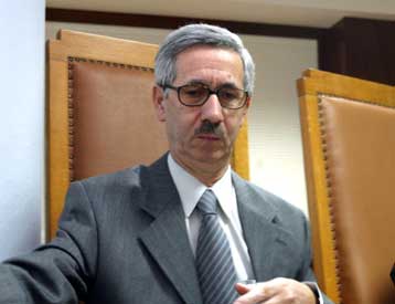 Ένταση στη δίκη της 17Ν από τις αναφορές του αναπληρωτή εισαγγελέα στις ληστείες της 17Ν