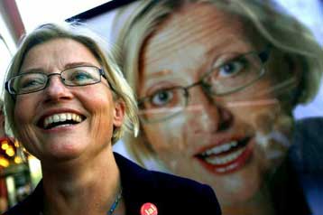 Αντιφατικές δημοσκοπήσεις για τη σουηδική ένταξη στην ευρωζώνη μετά τη δολοφονία Λιντ