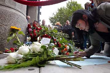 Η Σουηδία θρηνεί το θάνατο της Α.Λιντ – Χιλιάδες κόσμου σε συγκέντρωση στη Στοκχόλμη